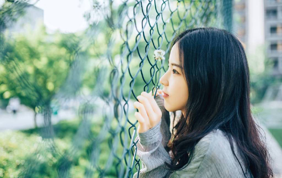 庞统正要说话，地面突然震颤起来，众人下意识的抬头看去，却见一支骑兵正在向这边赶来，速度不快，人数也只有数十人，但却有一股面对千军万马奔腾而来的气势，沿途所过，百姓下意识的避让开。